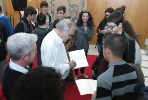 Mário Zambujal entre alunos na Escola Secundária José Macedo Fragateiro