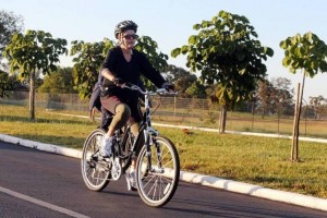 dilma pedalando