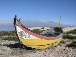 Terceiro barco da geração parado nas dunas