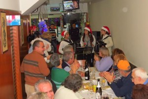 E os "Amigos de Gondomar" lá ao fundo a cantar
