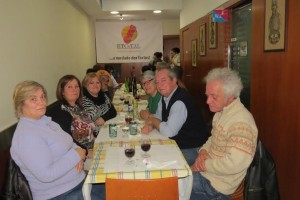 Fernando Silva (direita) e a família Mota um pouco atrás