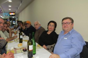 Ora aí está o Amadeu, a Maria do Santos, lá mais atrás o senhor Campilho e no outro lado (esquerdo) o Neto e outros amigos