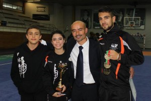 Rodolfo com técnico da modalidade e jovens atletas de Ovar.
