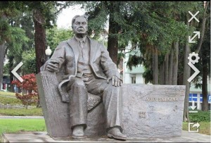 Estátua de Abel Salazar no Jardim do Carregal (Porto)
