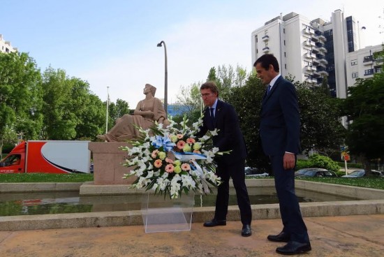 Na Praça da Galiza. Depositando coroa de flores junto à estátua de Rosalia Castro