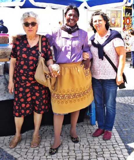 Excursionistas e uma nazarena (cc)