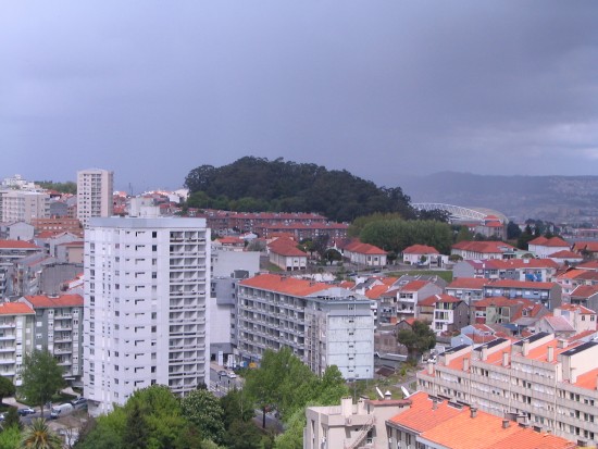 Parque de S. Roque (arvoredo, ao fundo)