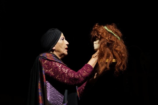 Aurora Gaia interpretando as personagens de Medeia